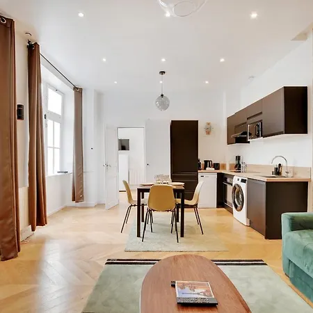 Central And Renovated Heart Of ! Apartamento